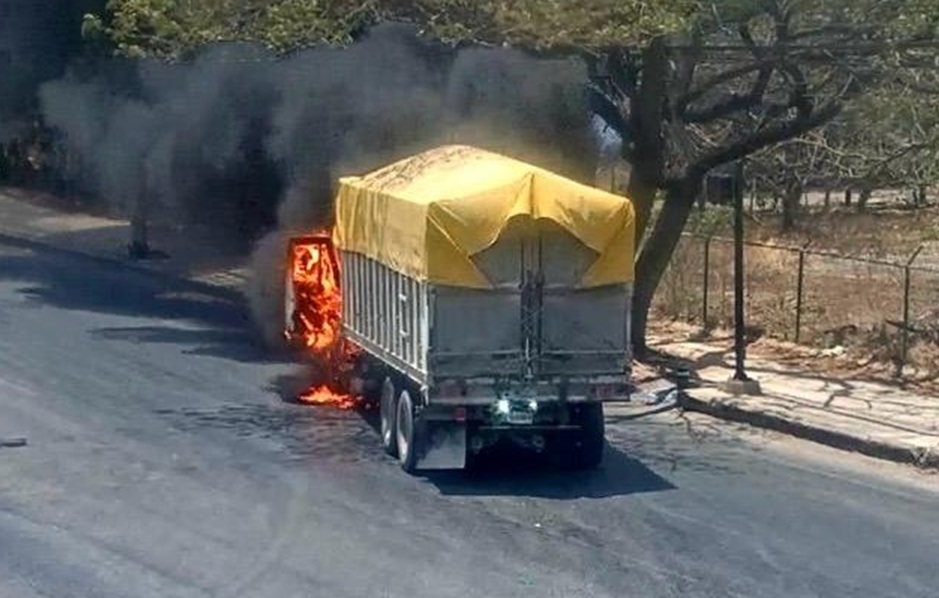 Un Torton con 10 toneladas de trigo se incendia en Ciudad Industrial