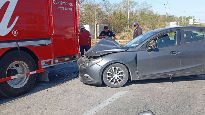 El conductor de un Mazda dormita y choca contra un camión de Coca-Cola en el entronque de Motul