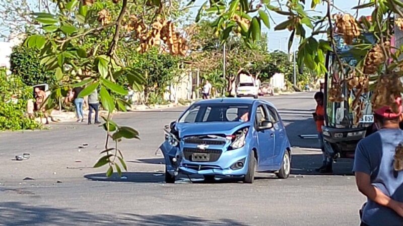 Se vuela un alto choca contra otro vehículo y un Va y Ven en Ciudad Caucel