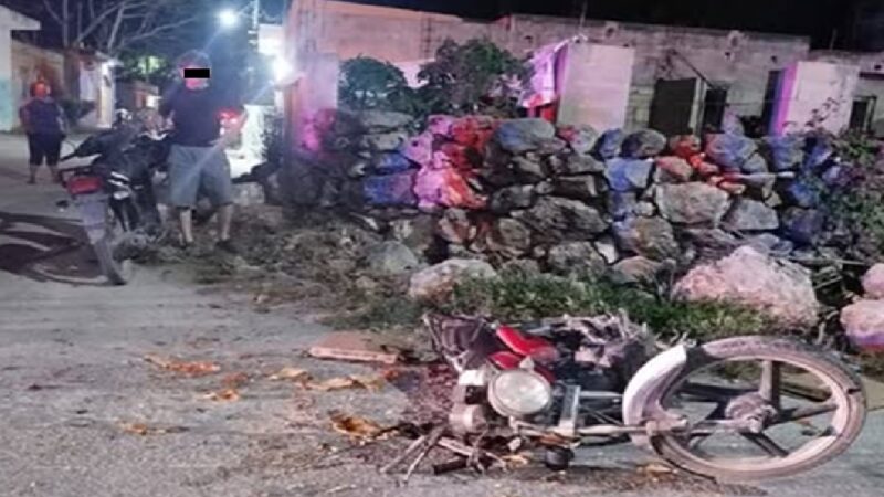 Un rapazuelo en moto choca y lesiona a una repartidora de Pizza en Buctzotz