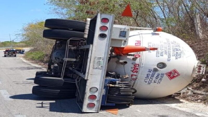 El chofer de una pipa llena de gas L.P. vuelca en la vía Timucuy- Acanceh