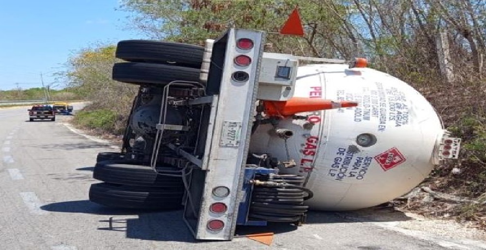 El chofer de una pipa llena de gas L.P. vuelca en la vía Timucuy- Acanceh