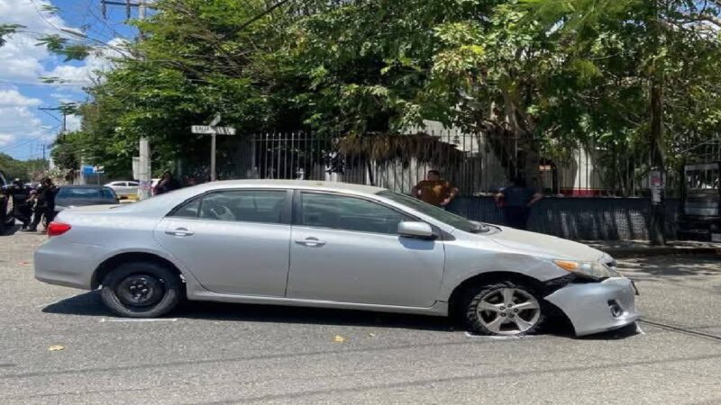 Un conductor choca y abandona su vehículo a media calle en la colonia Itzimná
