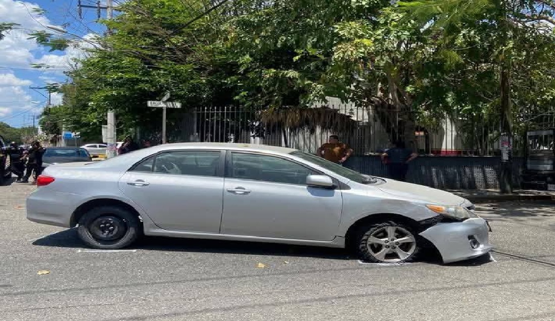 Un conductor choca y abandona su vehículo a media calle en la colonia Itzimná