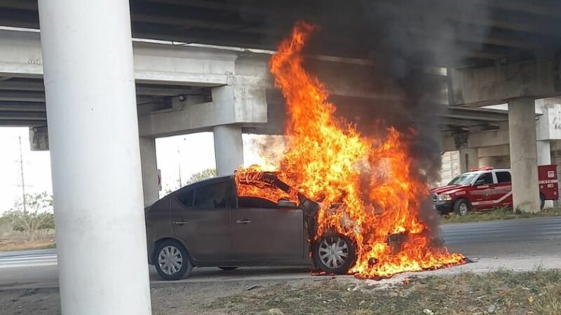 Conductor se lleva el susto de su vida; se incendia su vehículo en el periférico de Mérida