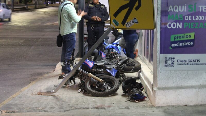 Ebrio motociclista se lesiona luego de choca contra un señalamiento en la colonia Juan Pablo
