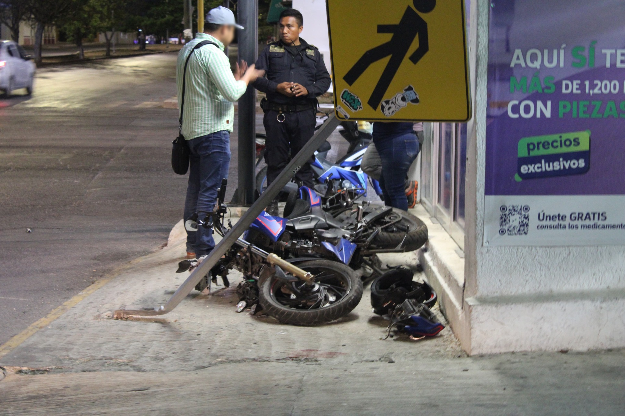 Ebrio motociclista se lesiona luego de choca contra un señalamiento en la colonia Juan Pablo