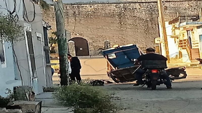 Un alumno no llego a la secundaria de Tixkokob: Una camioneta chocó el mototaxi donde viajaba