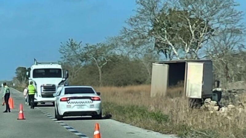 Un chofer dormita y termina con su camión de carga dentro un potrero en la vía Buctzotz- Sucilá