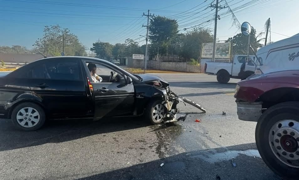 Un automovilista choca contra un tráiler en el entronque Motul- Telchac Pueblo