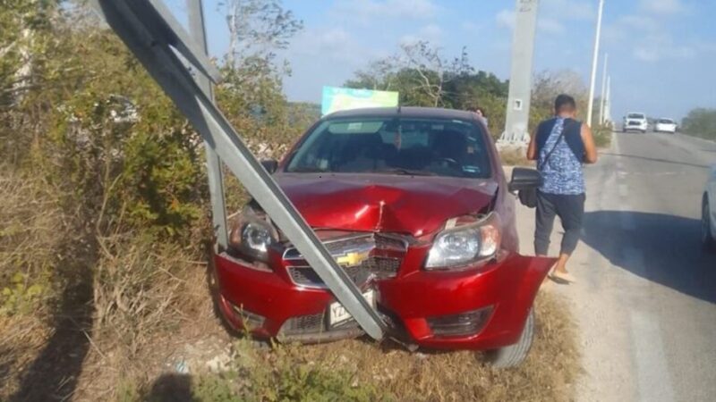 Una pareja choca contra un señalamiento en la carretera Chelem- Progreso: luego se niega a ir a un hospital