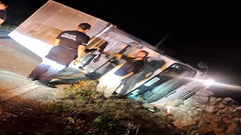 Un camión cargado con yogur vuelca en la vía Cansahcab. Dzidzantún