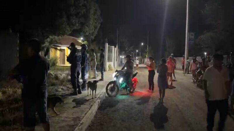 Drogado sujeto con un cuchillo amenaza a una joven en la puerta de su casa en Tizimín