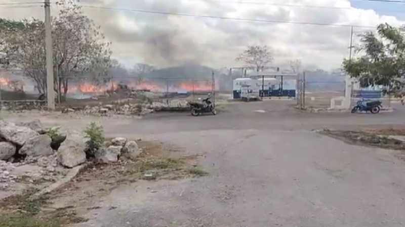 Tensión y miedo por un incendio cerca de una gasera en Izamal