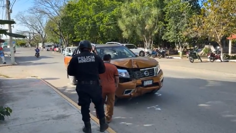 Un Tizimileño entro a compra a una farmacia y cuando salió su camioneta estaba chocada en Tizimín