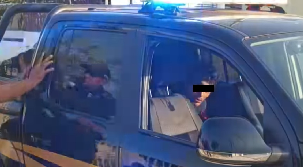 Policías detienen a dos ladrones cuando intentaron robar dentro de una casa en Pedregales de Tanlum