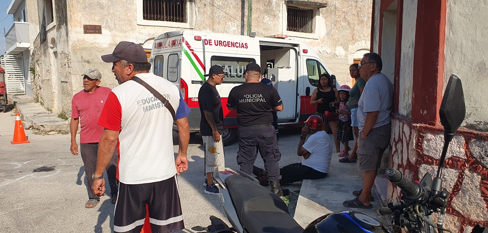 Abuelito motorizado se vuela un alto y choca en calles de Dzidzantún