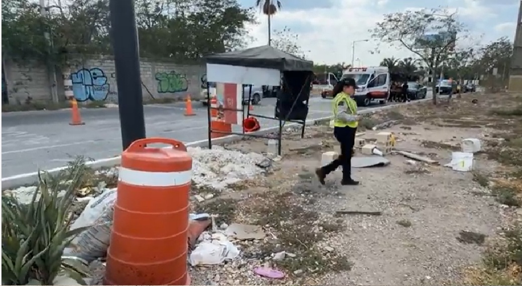 Un tráilero choca contra dos vehículos y lesiona a un policía en el periférico de Mérida