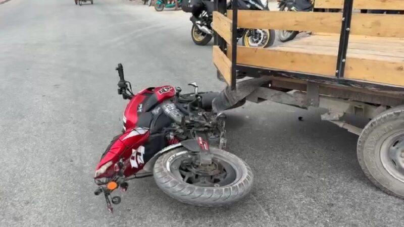 Le intenta ganar el paso a un motociclista y lo choca con su camioneta en la Huayita