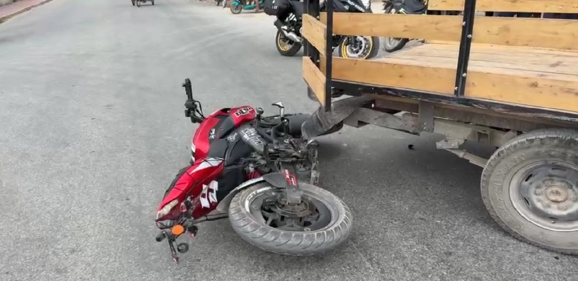 Le intenta ganar el paso a un motociclista y lo choca con su camioneta en la Huayita
