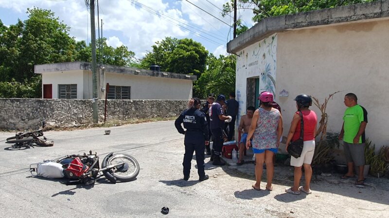 Un motociclista se vuela un alto y choca contra un repartidor de comida en Dzidzantún