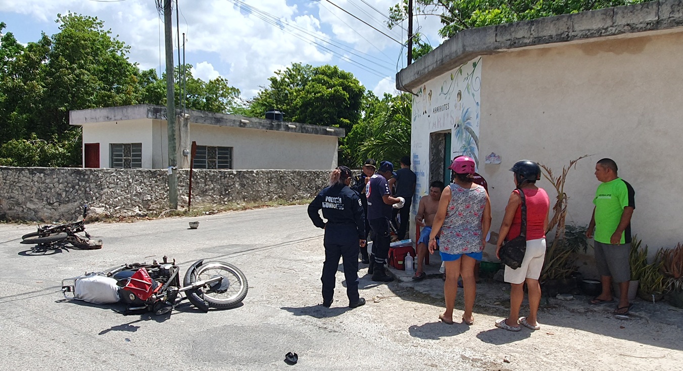 Un motociclista se vuela un alto y choca contra un repartidor de comida en Dzidzantún