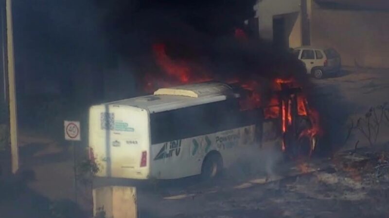 Un autobús se incendió luego que el fuego de una maleza lo alcanzo en Caucel II