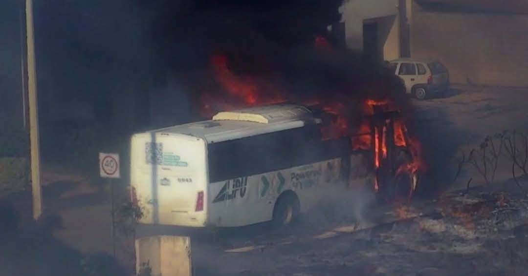 Un autobús se incendió luego que el fuego de una maleza lo alcanzo en Caucel II