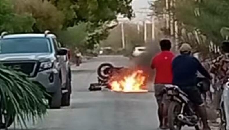 Le llego su 20 al wilian, Vecinos de Ticopo le queman una motocicleta y lo entregan a la policia