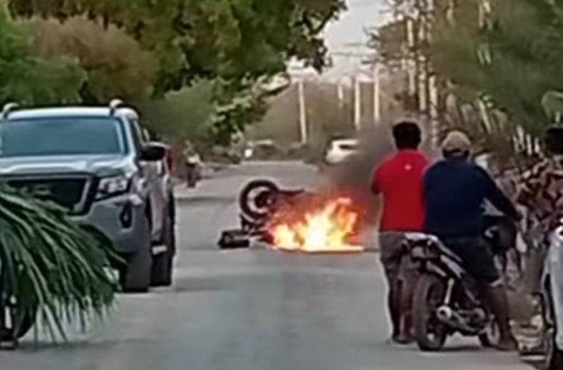 Le llego su 20 al wilian, Vecinos de Ticopo le queman una motocicleta y lo entregan a la policia