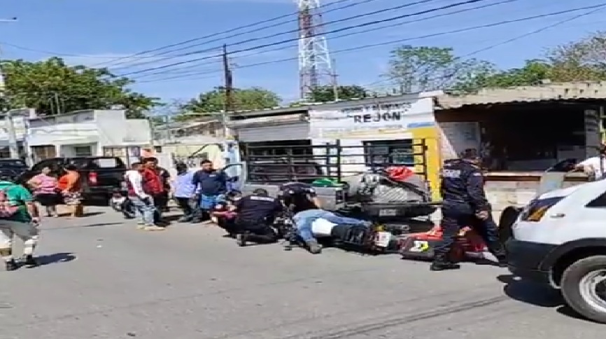Un motociclista se estrella contra una camioneta y muere en la colonia María Luisa.