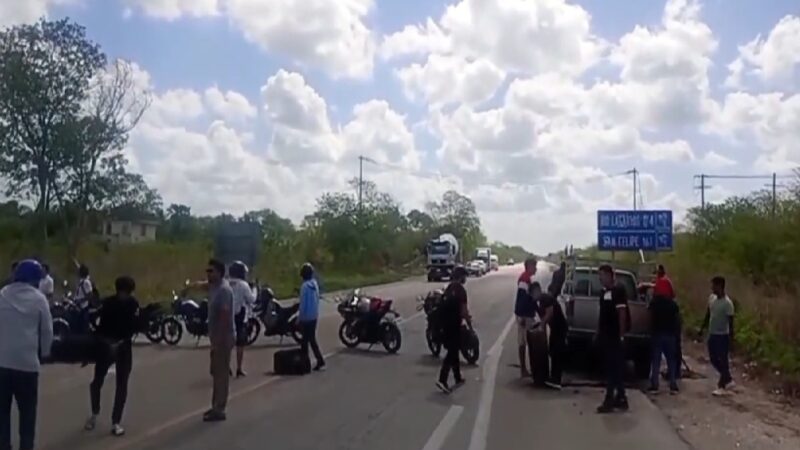 Bloquean la carretera federal Mérida- Tizimín, exigen la destitución del director del Tec de Motul
