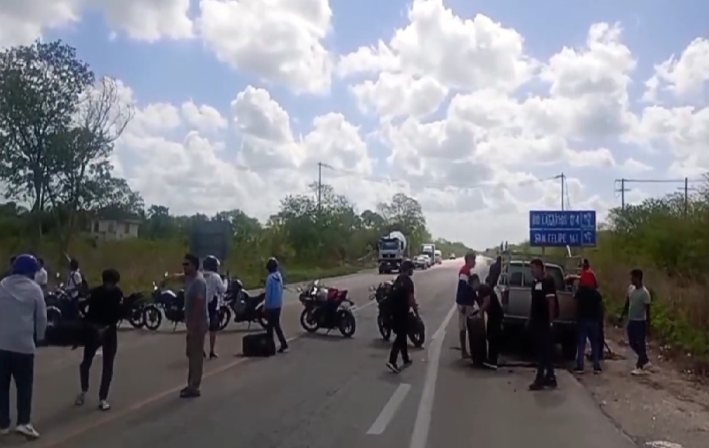 Bloquean la carretera federal Mérida- Tizimín, exigen la destitución del director del Tec de Motul