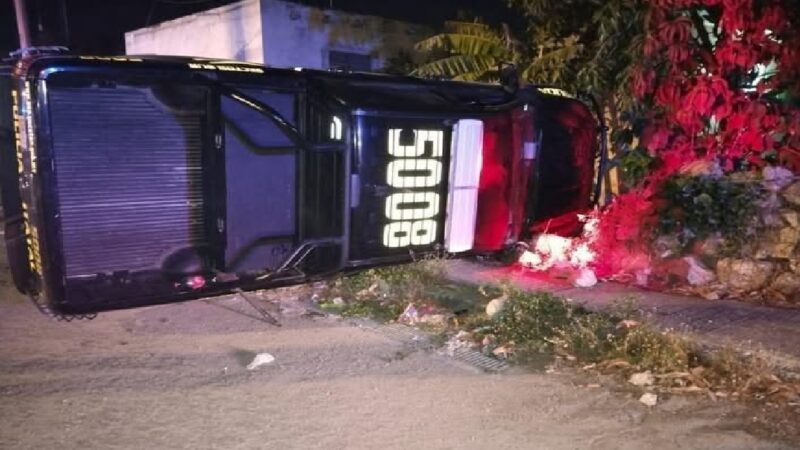 Policías de la SSP chocan contra una albarrada y vuelcan en la colonia Emiliano Zapata Sur III