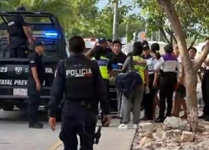 Una mujer mata a tiros a un policía en una escuela de Cancún: se presume abuso de una menor