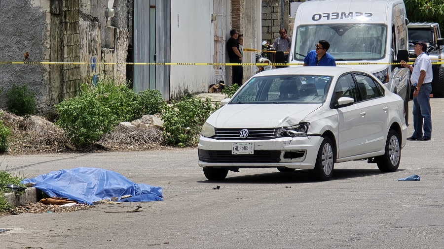Un motociclista se vuela un alto, choca y muere en la García Ginerés