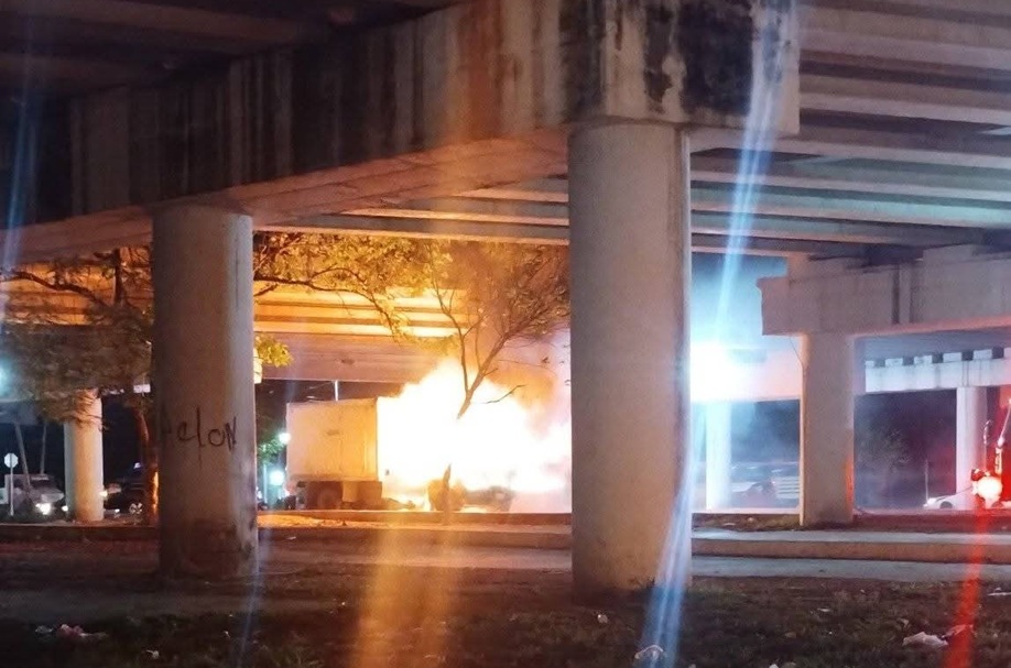 Pesado camión de carga se incendia debajo del puente de Kanasín, en el periférico de Mérida