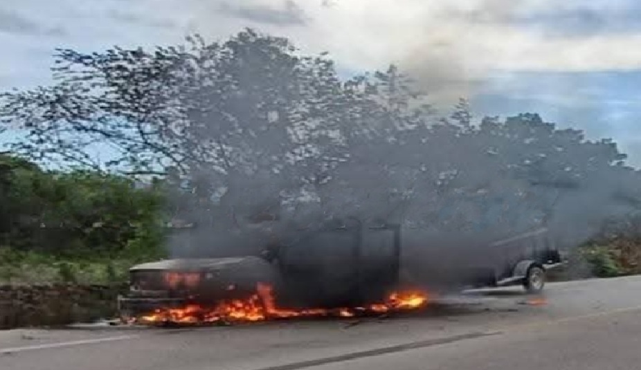 No llegó a visitar a sus parientes a Temax: se incendió su camioneta en la vía Sucila- Buctzotz
