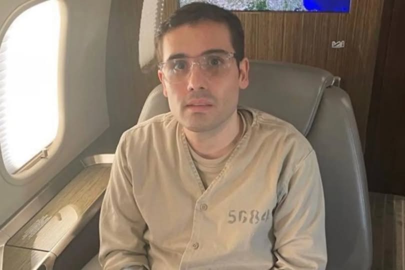 Ovidio Guzmán fuera de la prisión de Chicago, y lo ponen bajo resguardo confidencial