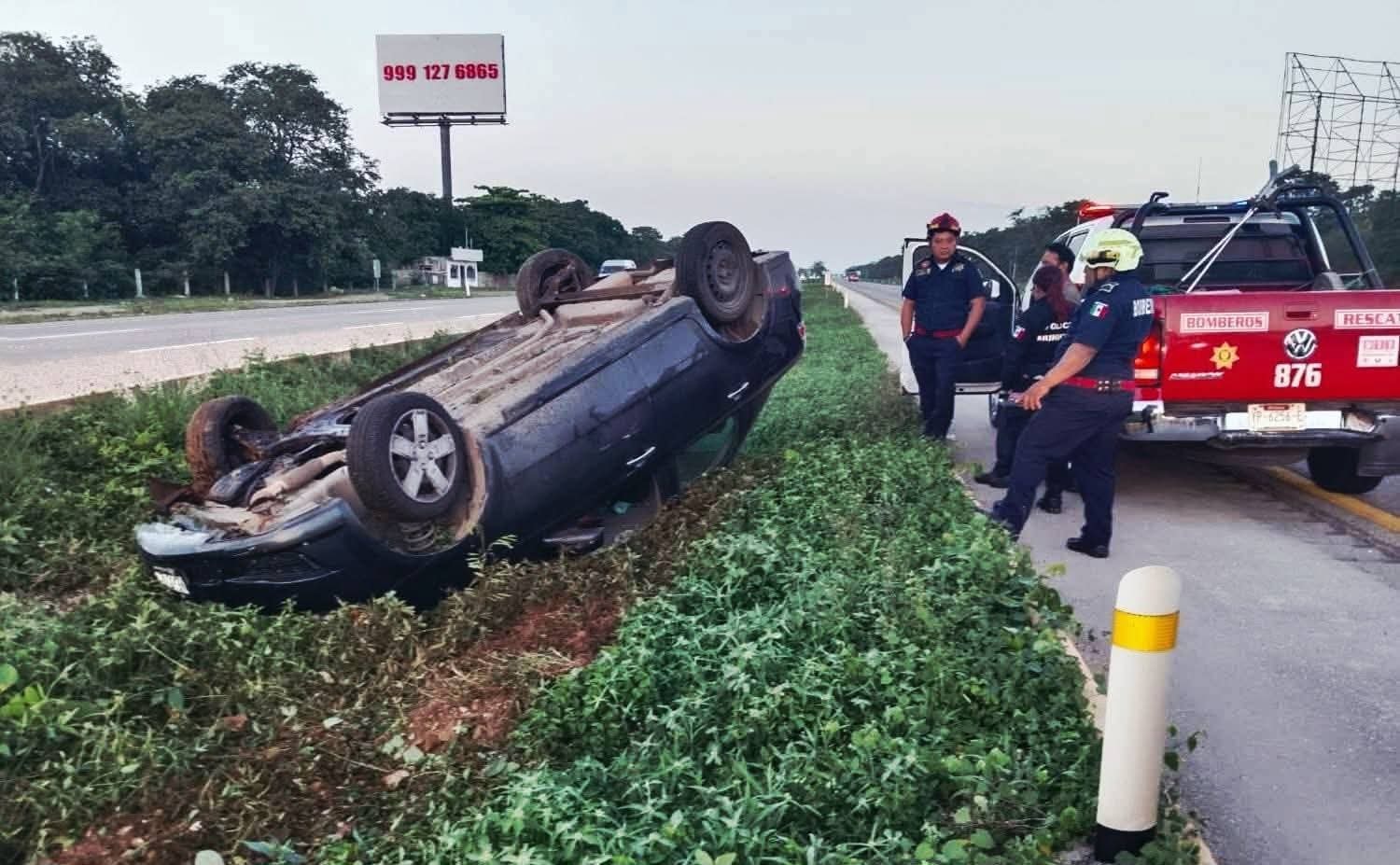 Un joven conductor pierde el control de su Aveo y vuelca en el entronque de Poxilá, en la vía Mérida- Campeche.