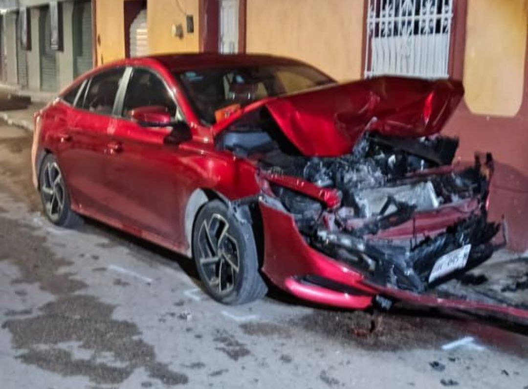 Ebrio conductor choca contra una camioneta estacionada en el centro de Tizimín