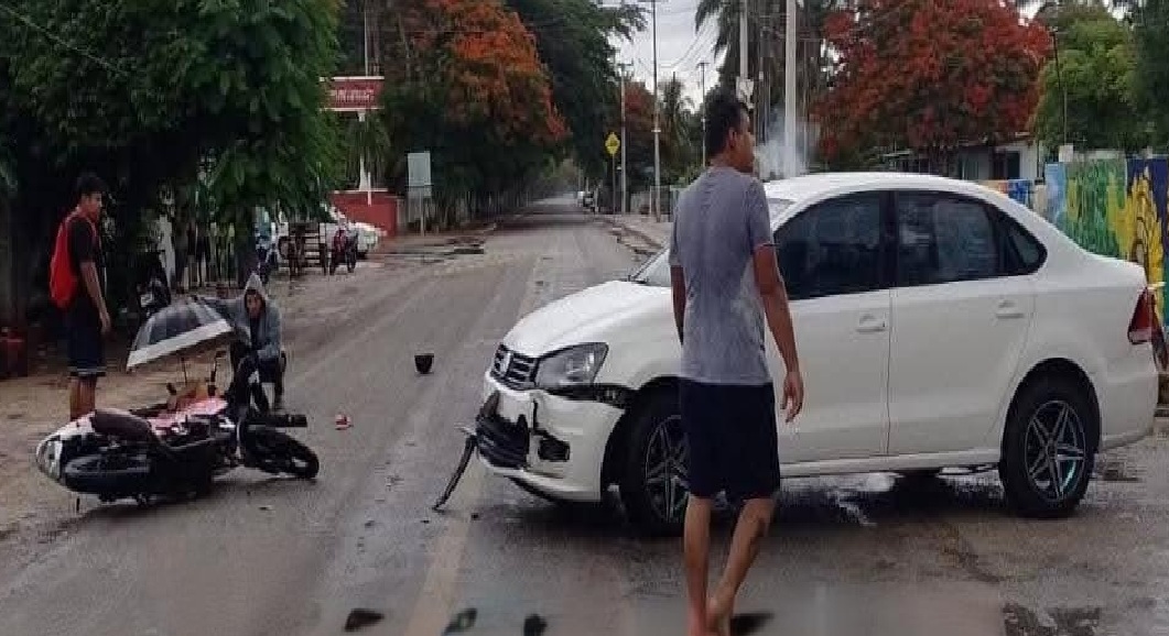 Un automovilista se vuela un alto, choca y lesiona a un motociclista en Dzidzantún
