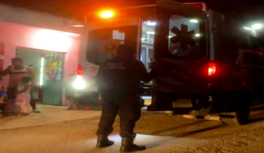 Un bebé atora una sombrilla en su boca mientras jugaba en la casa de su abuela en Peto
