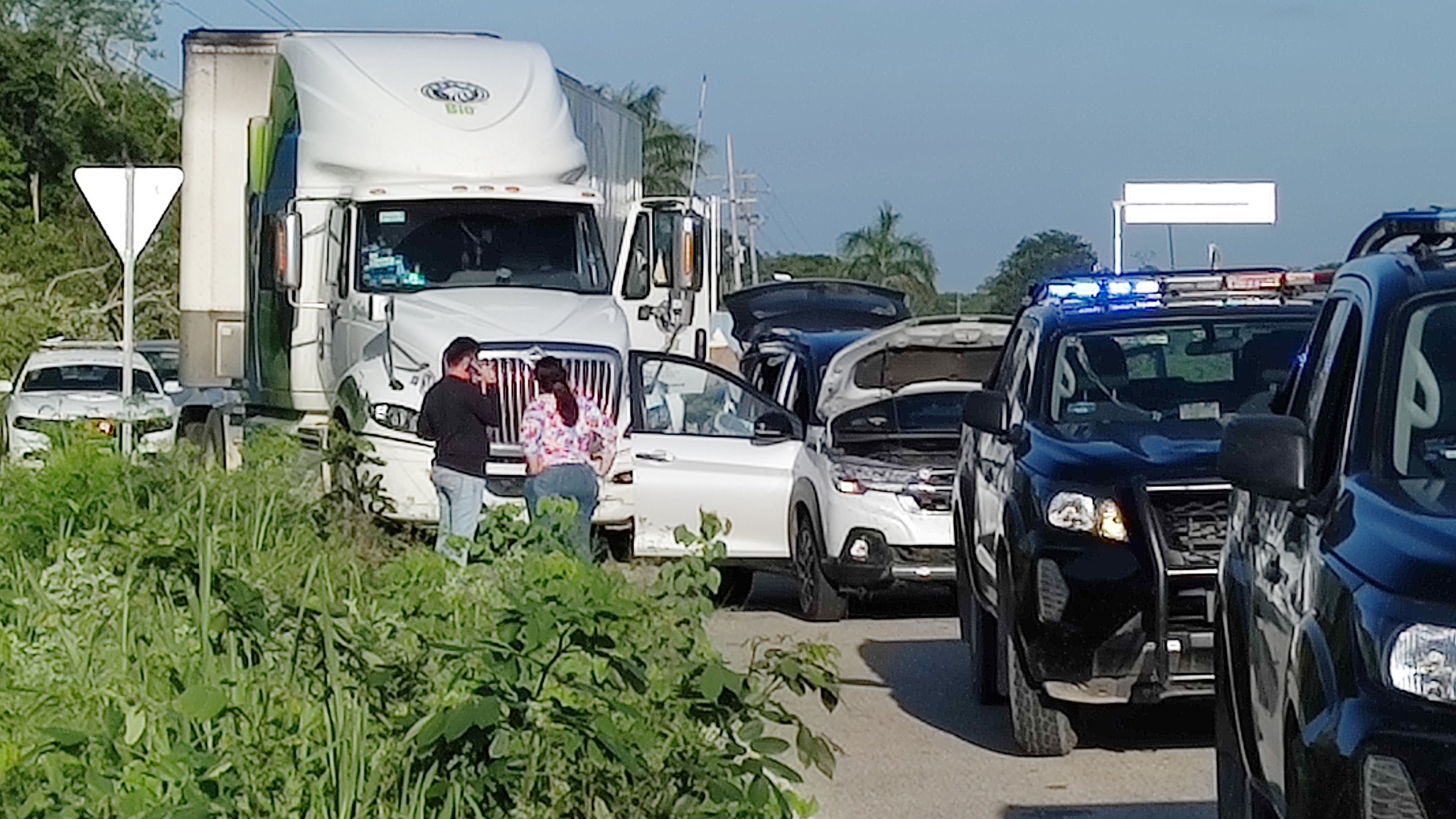 A un conductor lo choca un tráiler y lo saca de la carretera en la vía Mérida- Cancún