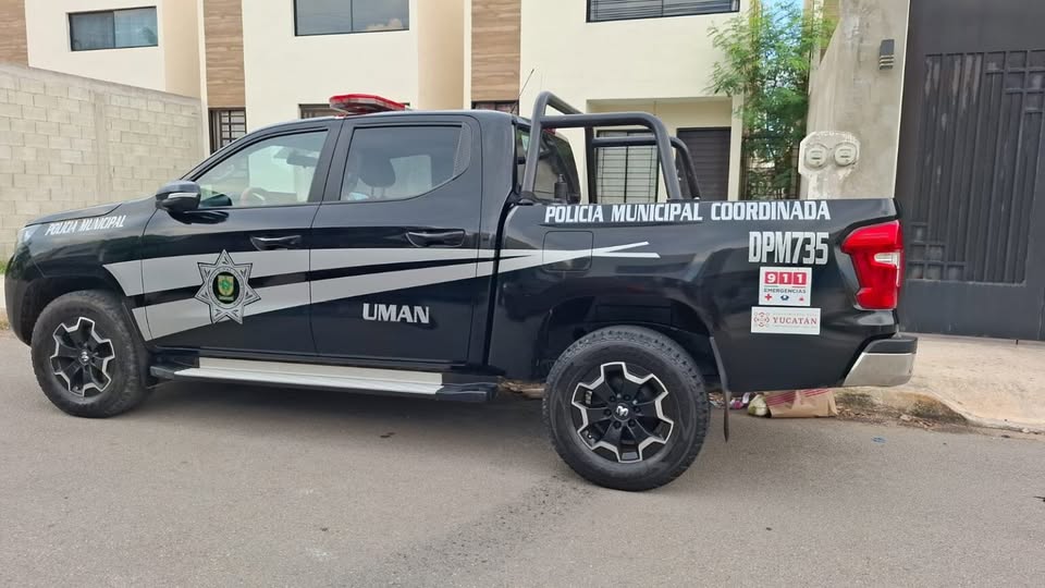Policía usan una patrulla para ir de paseo a una casa en un fraccionamiento de Mérida