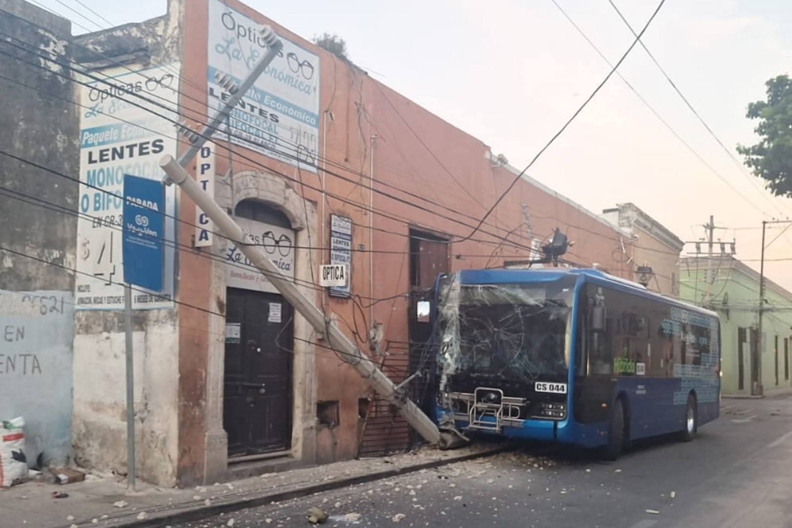 Choca otro Va y Ven en el centro de Mérida: Derriba un poste de la CFE