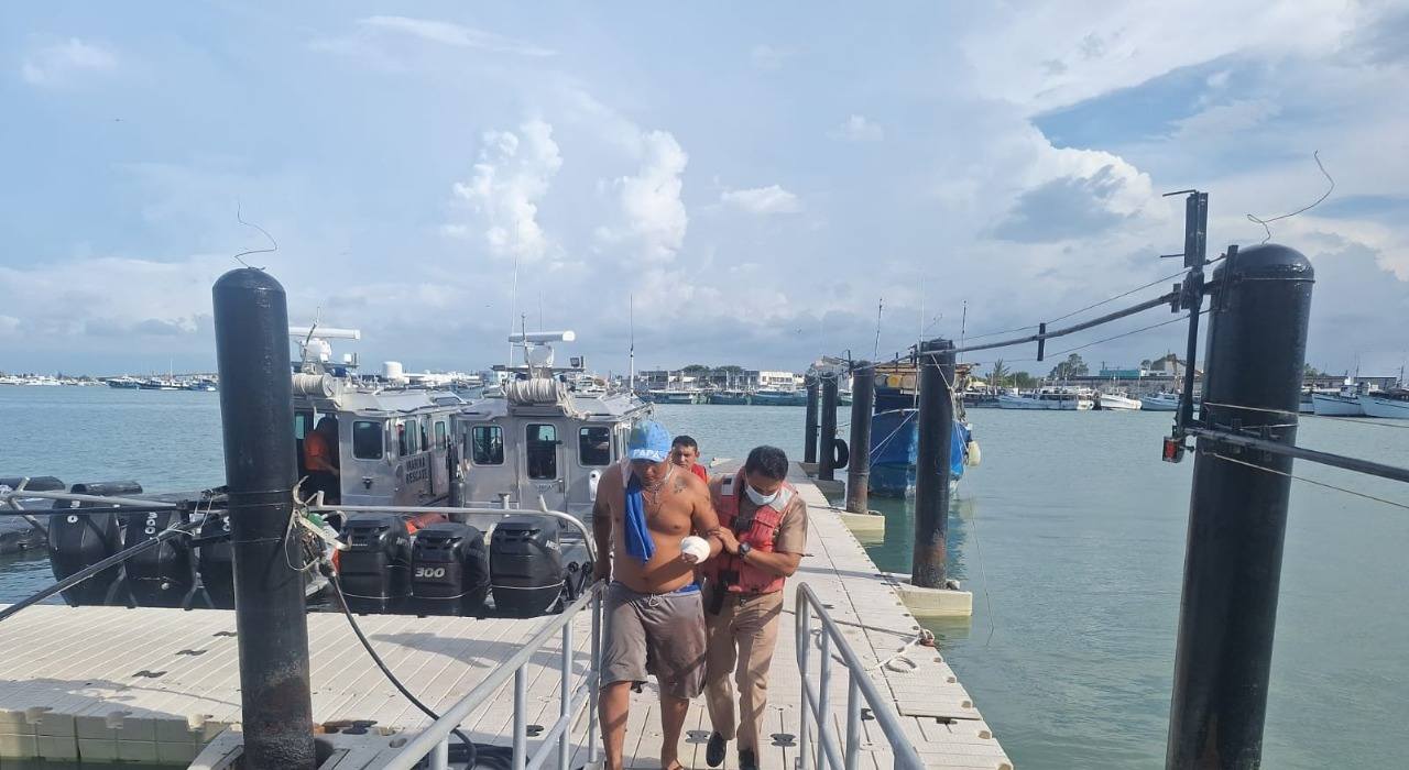 Personal médico de la Marina rescata a un pescador herido al norte de Dzilam de Bravo