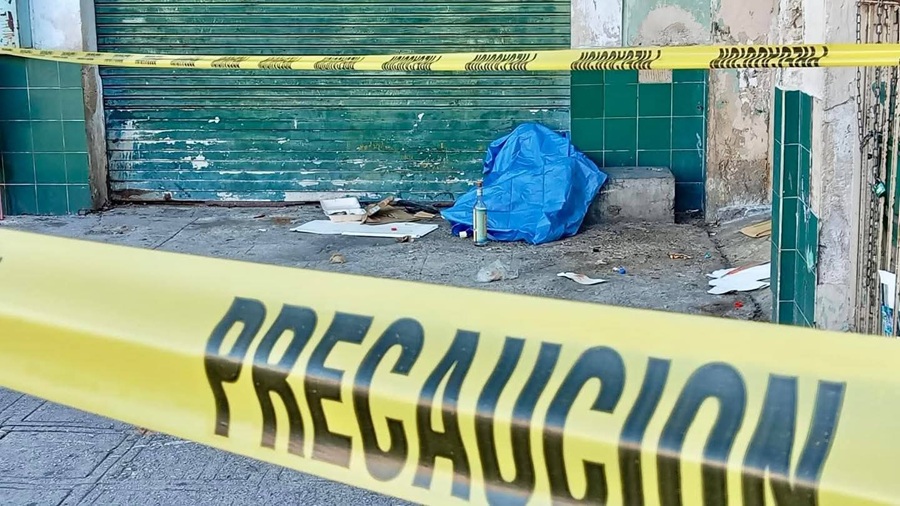 Hallan muerto a un indigente en el estacionamiento de cargadores, en el mercado