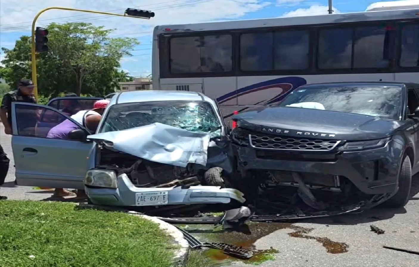 Riquillo se vuela un alto con su camioneta de lujo, choca y lesión a los ocupantes de un Atos
