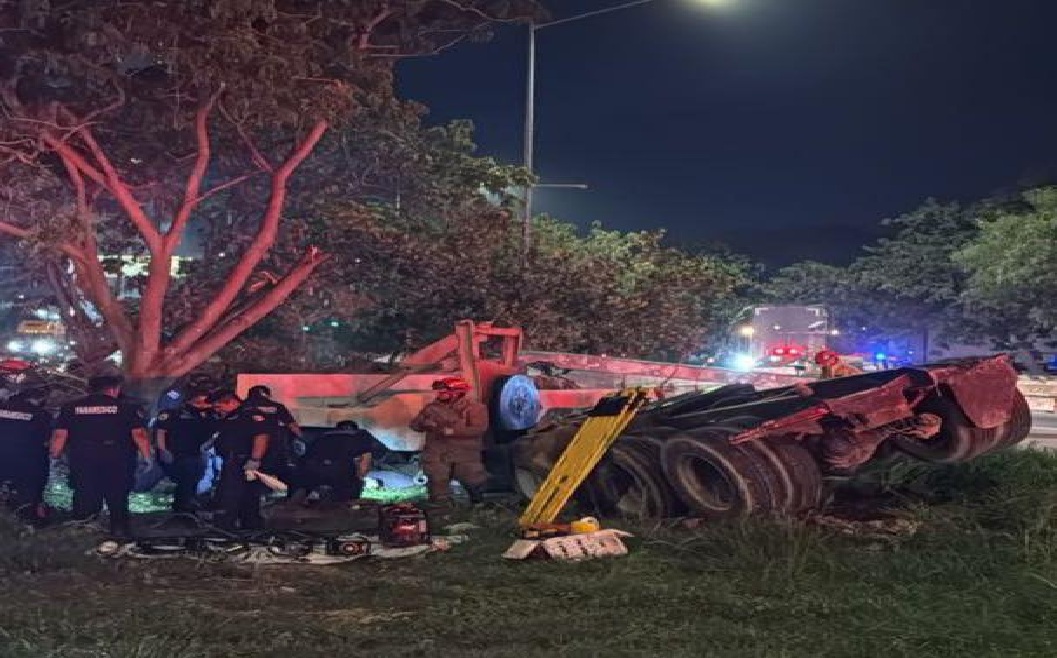 El conductor de una camioneta, choca contra un camión de carga y lesiona de gravedad en el periférico de Mérida